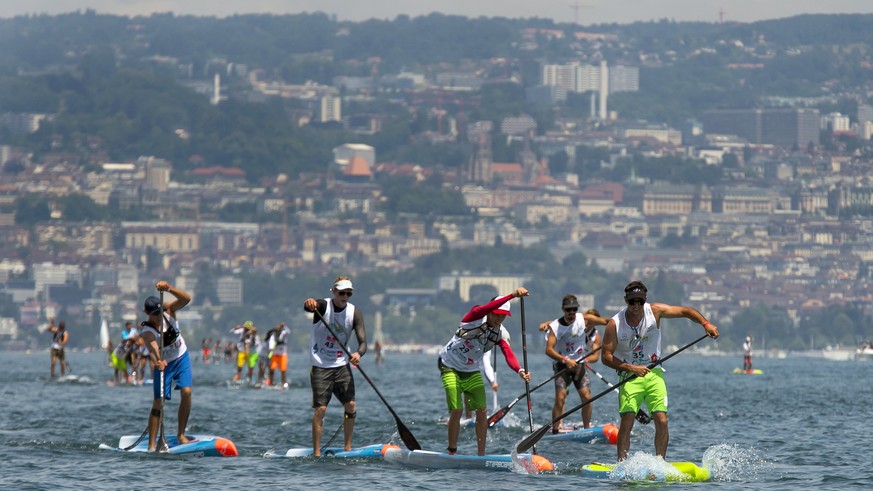 epa06007928 Paddle boarders make their way during the Euro Tour Stand Up Paddle race between Lausanne in Switzerland and Thonon in France on Lake Geneva, off the coast in Lausanne, Switzerland, 03 Jun ...