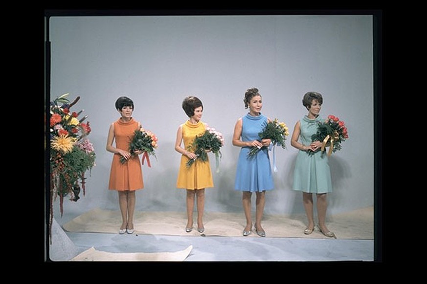 Moderatorinnen bei der Eröffnungssendung des Schweizer Farbfernsehens (1968).