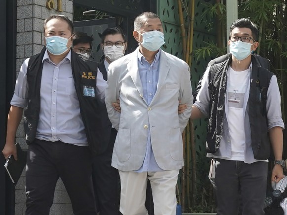 dpatopbilder - Kritiker wie hier der Medien-Tycoon Jimmy Lai (M) wurden bereits verhaftet. Hongkongs neues Sicherheitsgesetz richtet sich gegen Aktivit�ten, die China als subersiv oder terroristisch a ...