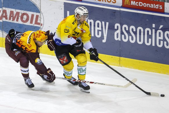 Geneve-Servette&#039;s center Tanner Richard, left, vies for the puck with Bern&#039;s forward Simon Moser, right, during a National League regular season game of the Swiss Championship between Geneve ...