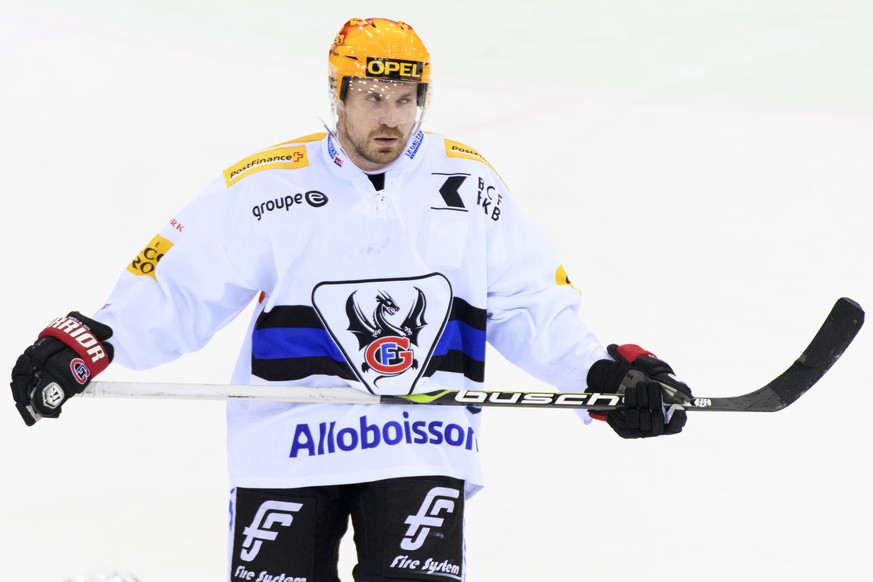 le Top Scorer fribourgeois Andrei Bykov montre sa deception a la fin de la rencontre du championnat suisse de hockey sur glace de National League entre le Geneve-Servette HC et le HC Fribourg-Gotteron ...
