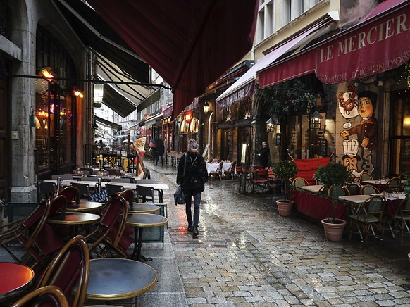In Paris schlie�en die Bars wegen der Corona-Lage f�r zwei Wochen. Foto: Laurent Cipriani/AP/dpa