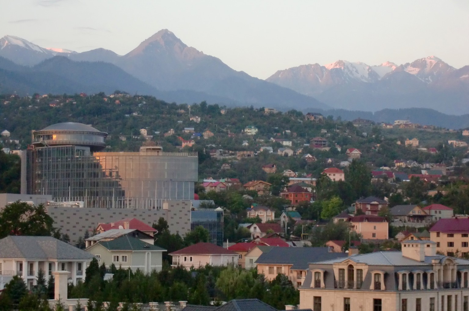 Es geht stets von oben nach unten oder umgekehrt – Blick auf Almaty.
