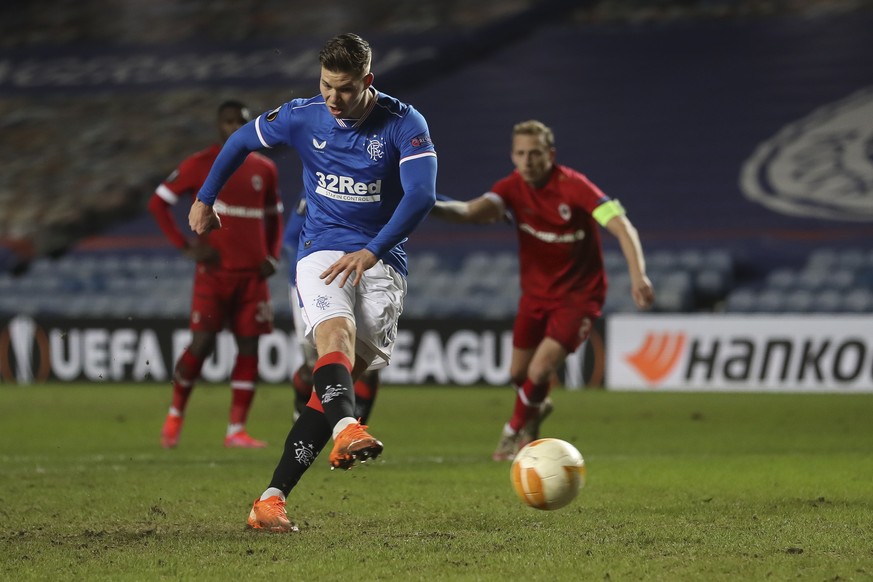 epa09036611 Cedric Itten (C) of Rangers scores the 5-2 lead from the penalty spoty during the UEFA Europa League round of 32, second leg soccer match between Glasgow Rangers and Royal Antwerp FC in Lo ...