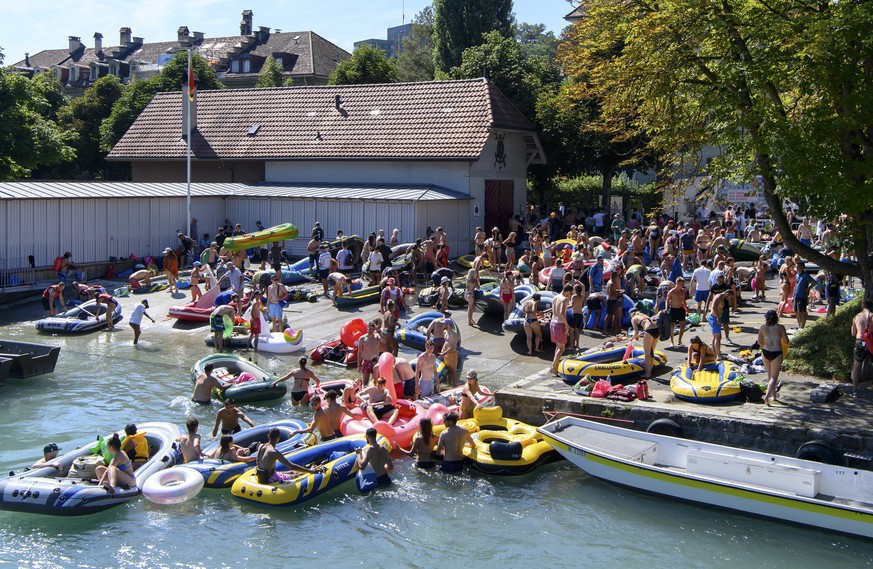 epa08592077 People take their inflatable boats out of the Aare River during the sunny and warm weather, in Bern, Switzerland, 08 August 2020. EPA/ANTHONY ANEX