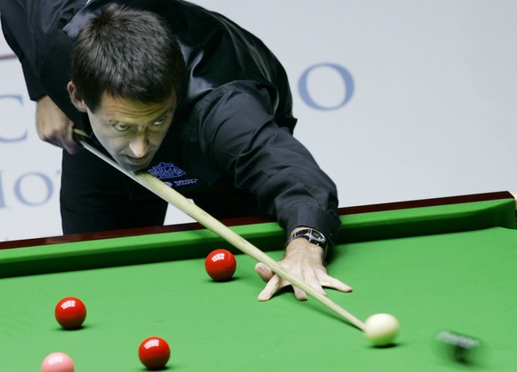 FILE - In this Thursday, July 12, 2007 file photo Ronnie O&#039;Sullivan of England aims a shot during an invitation match against Supoj Saenla of Thailand during the &quot;Euro-Asia Master Challenge  ...
