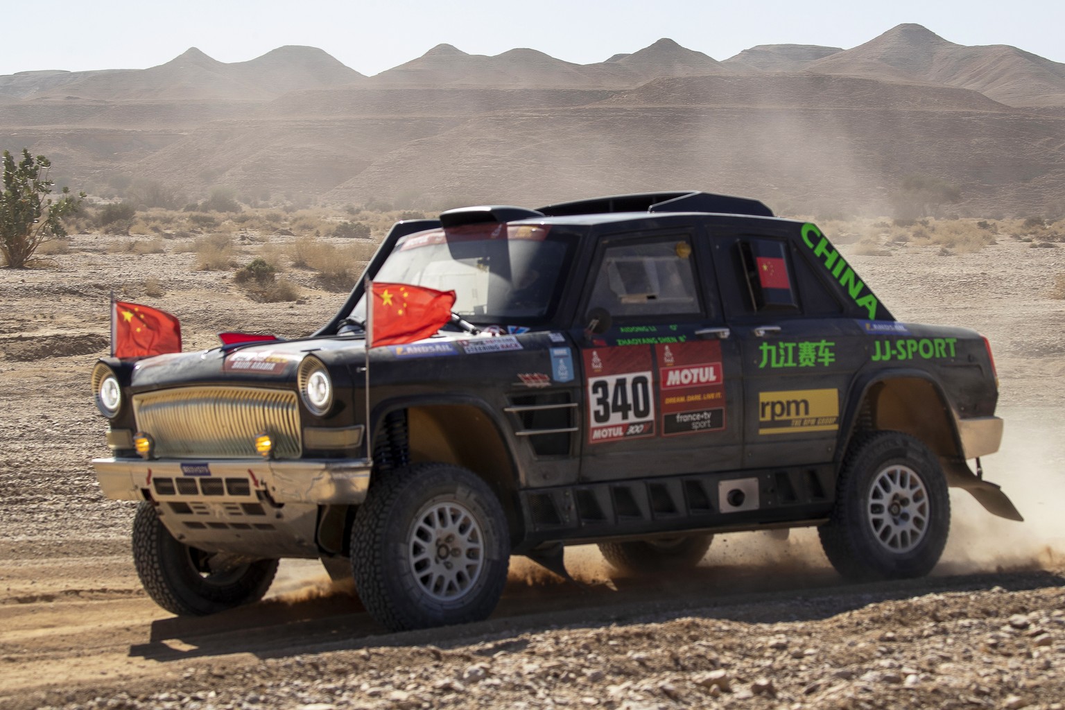 epa08127453 Chinese driver Aidong Li of the Qian&#039;an Jiu Jiang Landsail Racing Club team in action during stage nine of the Rally Dakar 2020 between Wadi Al-Dawasir and Haradh, Saudi Arabia, 14 Ja ...
