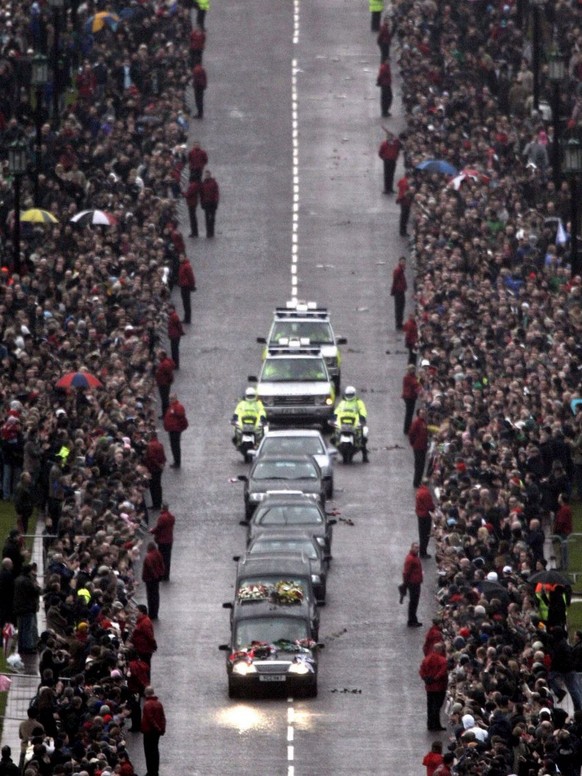 Thousand line Prince of Wales Avenue, leading to the grounds of the Stormont Parliament Buildings,Belfast, Saturday December 03, 2005 to watch the funeral procession of soccer legend George Best. The  ...