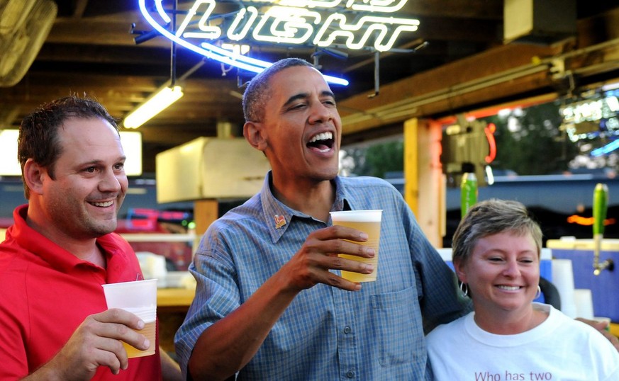 epa03361497 US President Barack Obama (C) tips a beer with fair goers at the Iowa State Fair, in Des Moines, Iowa USA, 13 August 2012. Obama and Paul Ryan, Mitt Romney&#039;s Republican vice president ...