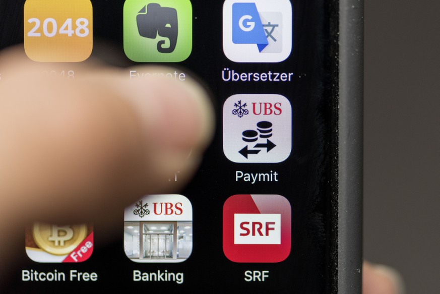THEMENBILD --- Die UBS Paymit App, die es ermoeglicht kleinere Geldbetraege zwischen natuerlichen Personen zu transferieren, aufgenommen auf einem Smartphone am 5. Januar 2016 in Zuerich. Die fuenf gr ...