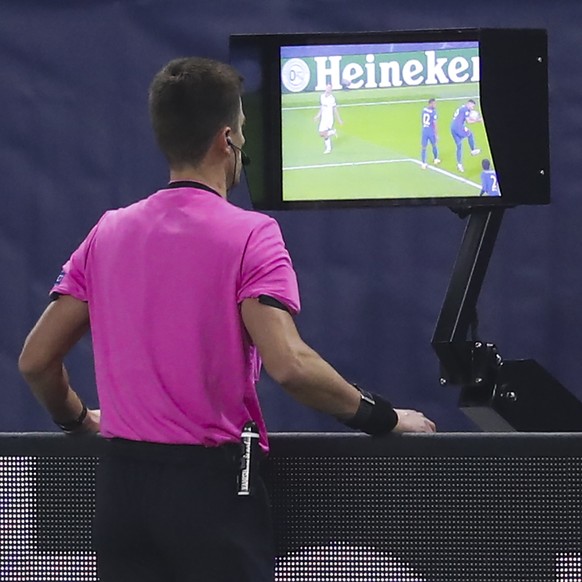 epa08796528 Referee Benoit Bastien watching the VAR monitor during the UEFA Champions League group A soccer match between Lokomotiv Moscow and Atletico Madrid in Moscow, Russia, 03 November 2020. EPA/ ...