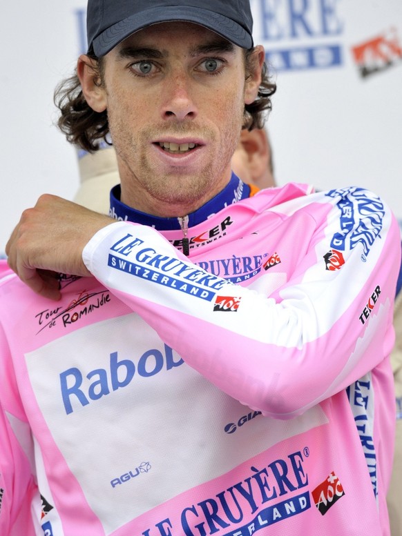 Netherland&#039;s Laurens Ten Dam of team Rabobank puts on the pink jersey on the podium after the 4th stage of the 63rd Tour de Romandie UCI ProTour cycling race over 157,5 km from Estavayer-le-Lac t ...
