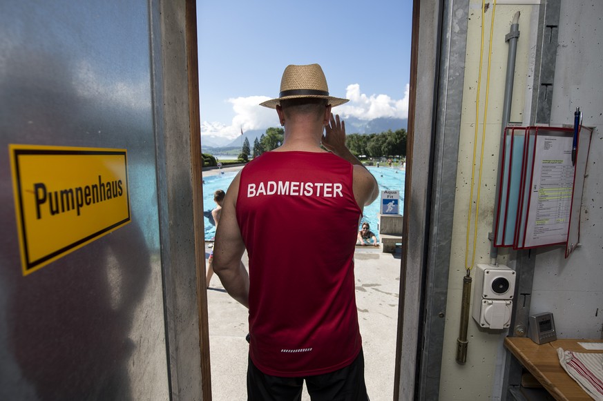 Badmeister Rene Friedli ueberwacht das 50-Meter Schwimmbecken, am Dienstag, 15. Juli 2014, im Strandbad in Thun. (KEYSTONE/ Peter Schneider) *** NO SALES, NO ARCHIVES ***