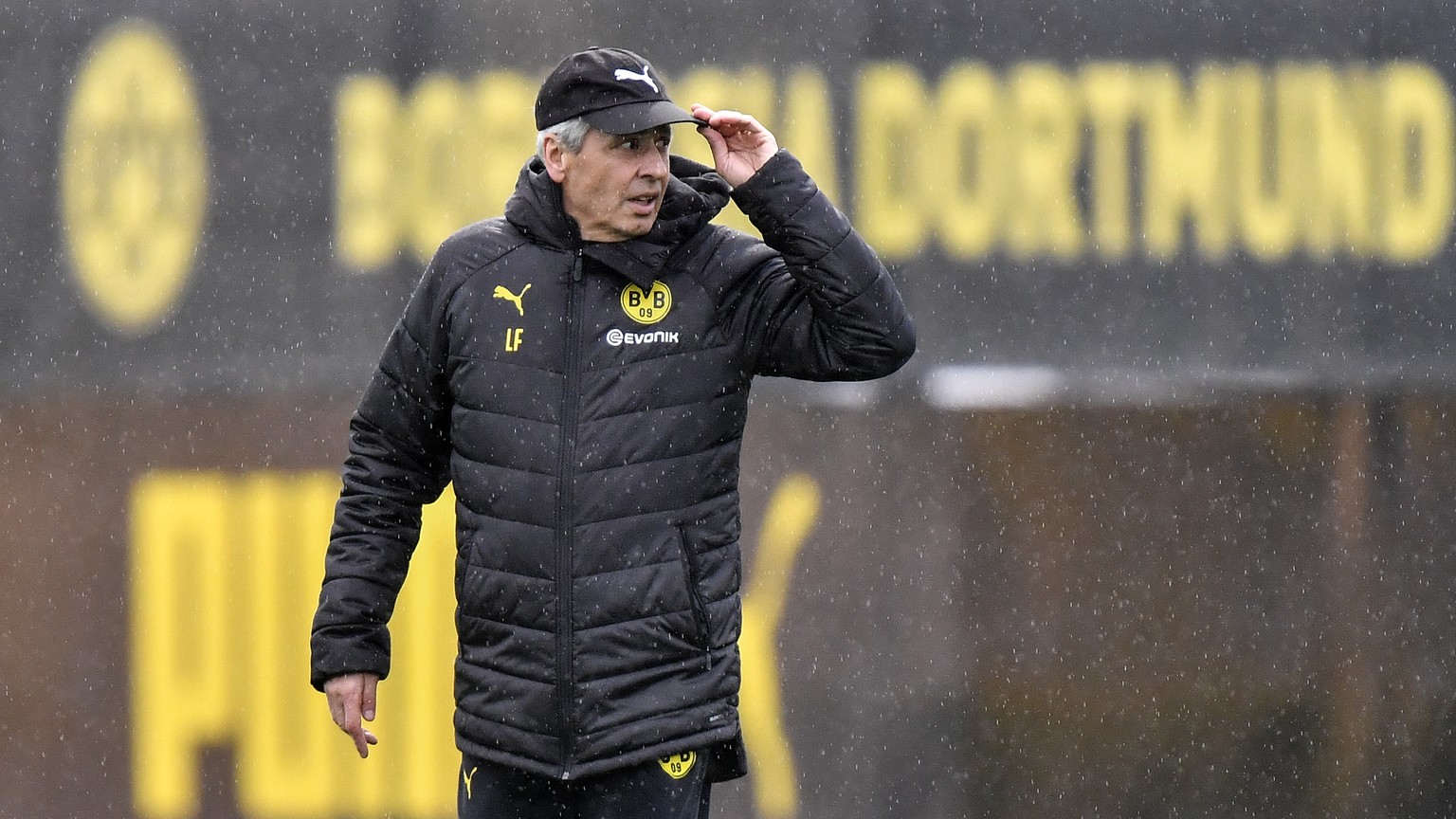 Dortmund&#039;s head coach Lucien Favre arrives in the rain during a training session in Dortmund, Germany, Monday, Nov. 4, 2019. Borussia Dortmund plays Inter Milan in a Champions League Group F socc ...