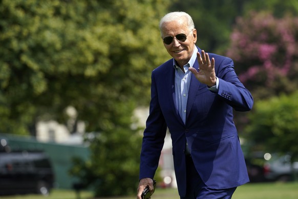epa09365522 US President Joe Biden waves as he walks on the South Lawn of the White House upon his return from Delaware to Washington, DC, USA, 25 July 2021. EPA/Yuri Gripas / POOL