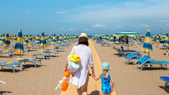 Mutter mit Kind am Strand von Rimini