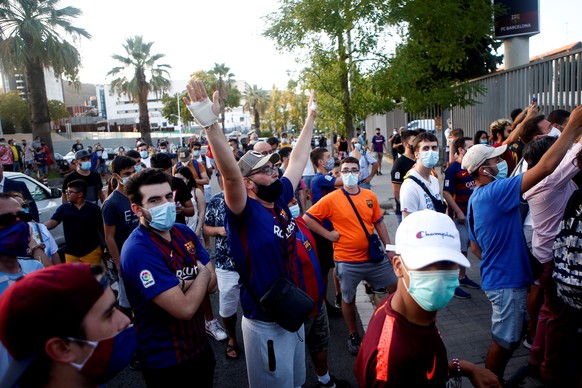 epa08627246 FC Barcelona supporters attend a march against the club&#039;s directive board and management in Barcelona, Catalonia, north eastern Spain, 26 August 2020. Dozens of FC Barcelona fans gath ...
