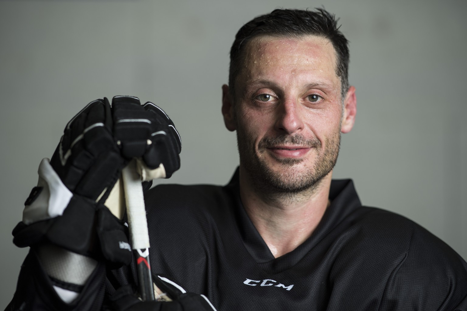 ARCHIVBILD ZUM RUECKTRITT VON MARK STREIT --- Mark Streit, Schweizer Eishockeyspieler unter Vertrag bei den Montreal Canadiens in der National Hockey League NHL, posiert nach einem Eistraining am Dien ...