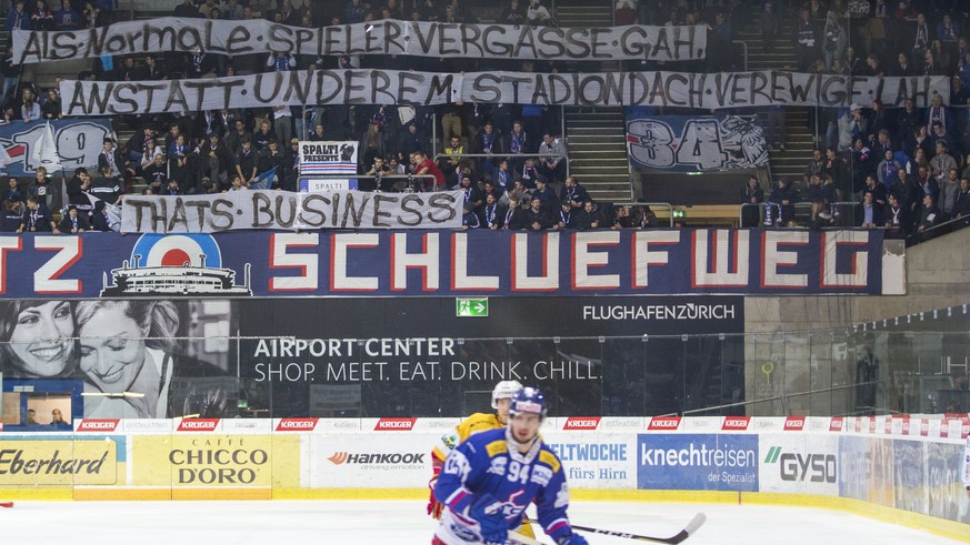 Die Stehplatz-Fans des EHC Klotens kommentieren mit Spruchbaendern den Wegzug ihres Captain Denis Hollenstein zum ZSC waehrend dem Eishockey-Meisterschaftsspiel der National League zwischen dem EHC Kl ...