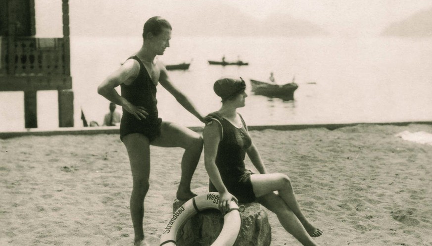 Frau und Mann im Strandbad Weggis um 1920.