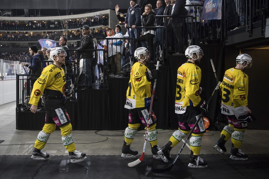 Enttaeuscht verlassen die Berner das Eis im vierte Eishockey Playoff-Halbfinalspiel der National League zwischen den ZSC Lions und dem SC Bern am Montag, 2. April 2018, im Zuercher Hallenstadion. (KEY ...
