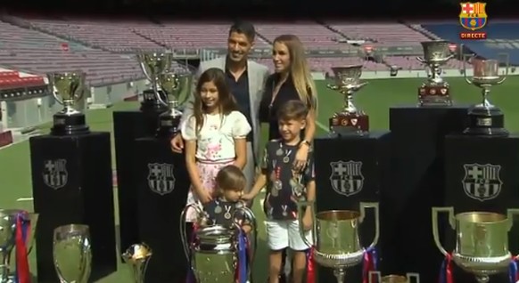 Suarez mit Familie und Pokalen.