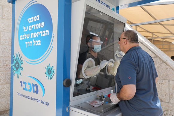 epa08665938 Medical team of Maccabi Health Services takes swab samples at a test station in Modi&#039;in near Jerusalem, Israel, 13 September 2020. The rate of morbidity and spread of the coronavirus  ...