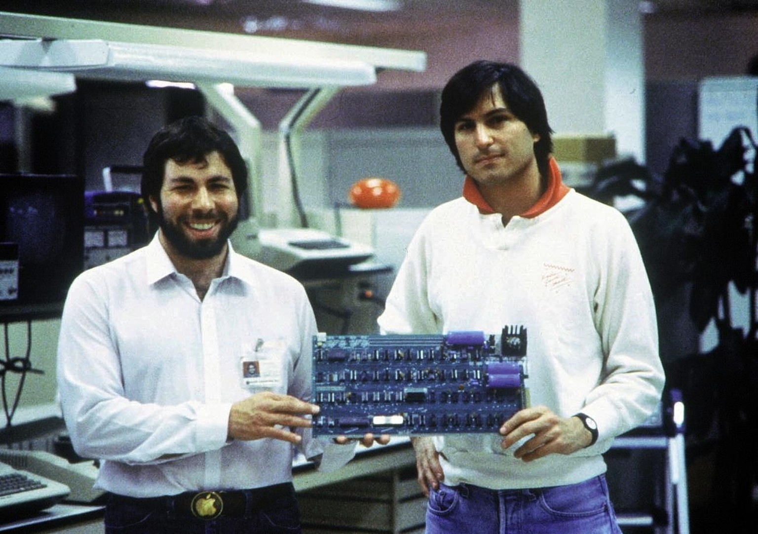 Apple Computer wurde 1976 von Steve Jobs (rechts), Steve Wozniak (links) und Ronald Wayne (nicht im Bild) in der Garage von Jobs Eltern in Mountain View (Kalifornien) gegruendet. (KEYSTONE/DPA/APPLE)