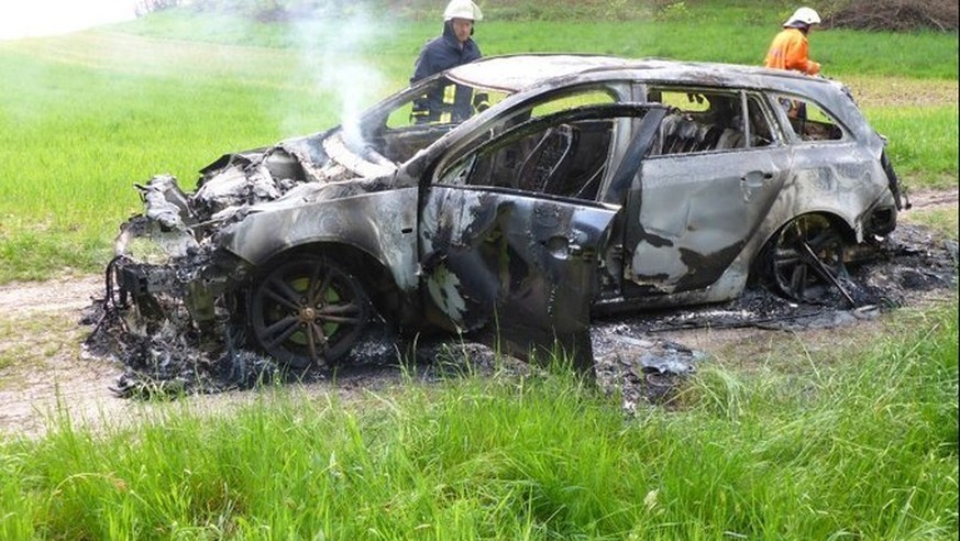 Sein ausgebranntes Auto wurde an der deutschen Grenze gefunden, von ihm fehlt jede Spur. Gino Bornhauser (Bild: Feuerwehr Lottstetten)