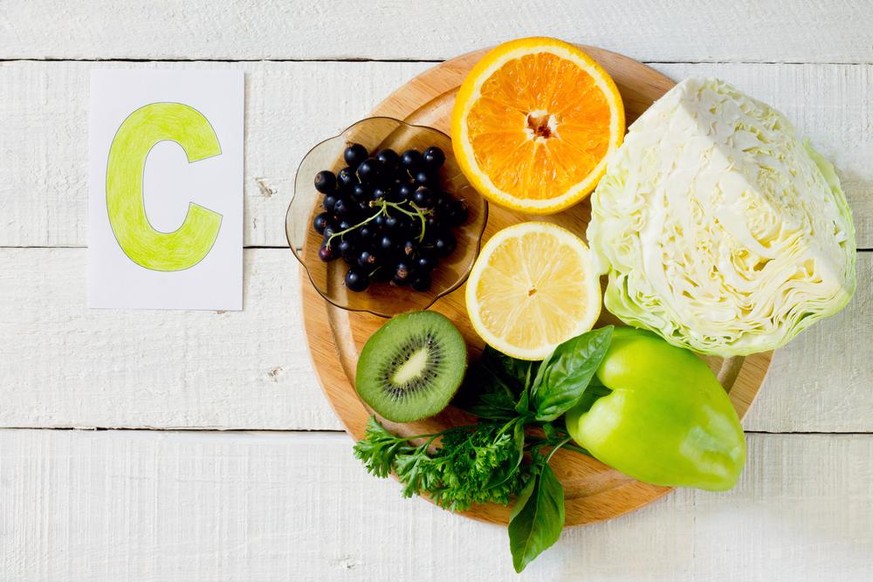 Vitamin-C-haltige Erzeugnisse: Orange, Kiwi, Zitrone, schwarzer Johannisbeere, Gemüsepaprika, Kohl, Petersilie, Basilikum