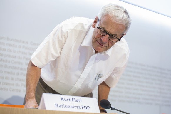Kurt Fluri, Nationalrat FDP-SO, schaut auf sein Namensschild, kurz vor einer Medienkonferenz ueber ein Nein zum revidierten Jagdgesetz am Montag, 17. August 2020 in Bern. (KEYSTONE/Peter Klaunzer)