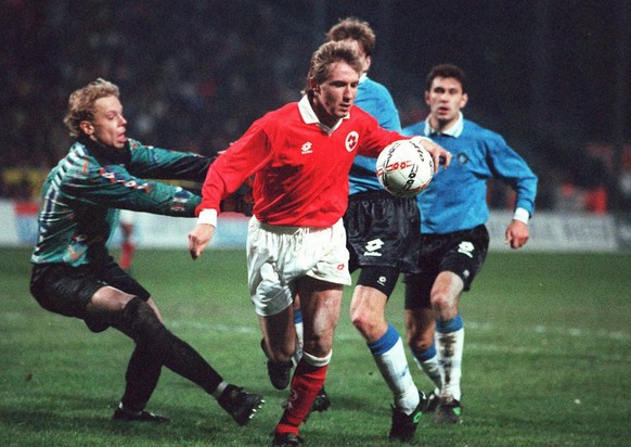 ARCHIV --- Der Schweizer Stuermer Adrian Knup setzt sich im WM-Qualifikationsspiel vom 17. November 1993 gegen Estland im Hardturm in Zuerich gegen die estnische Verteidigung durch und erzielt das 1:0 ...
