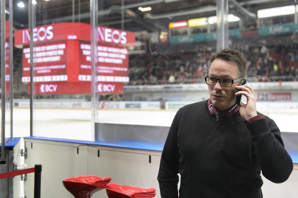 L&#039;entraineur genevois Chris McSorley, parle au telephone apres l&#039;annulation de la rencontre suite a un ecran geant lumineux au milieu de la patinoire, lors du match du championnat suisse de  ...