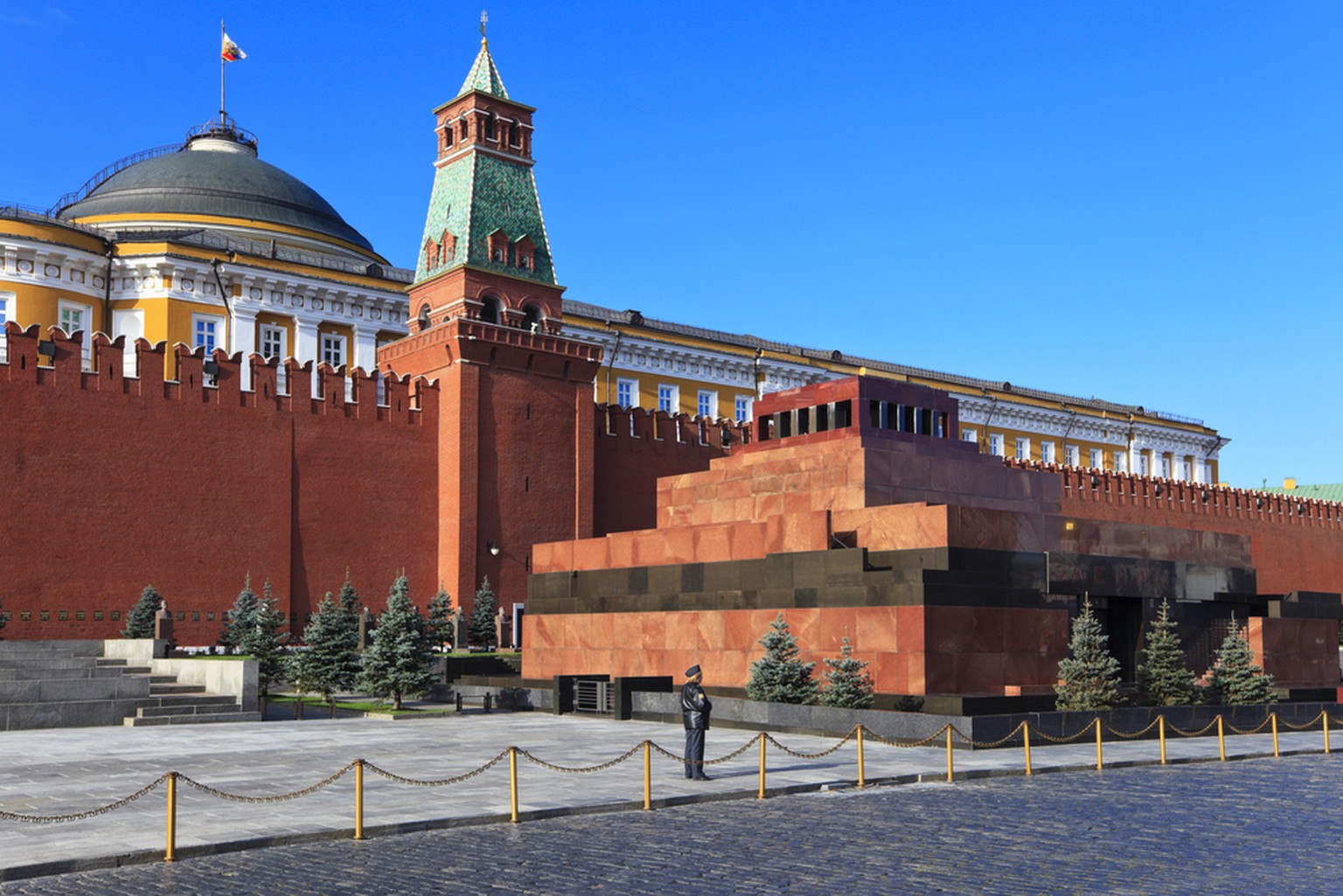 Das Lenin-Mausoleum, wie es bis heute besteht: Aus feinem Labradorstein und dunkelrotem Granit. Im Hintergrund ist der Senatspalast zu sehen.
