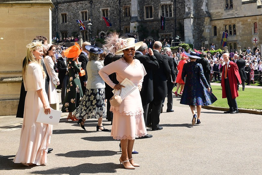 WINDSOR, UNITED KINGDOM - MAY 19: Oprah Winfrey leaves St George&#039;s Chapel at Windsor Castle after the wedding of Meghan Markle and Prince Harry on May 19, 2018 in Windsor, England. (Photo by Ian  ...