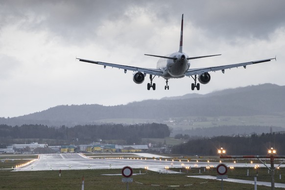 Flugzeuge landen im Sturm &quot;Sabine&quot; am Flughafen in Zuerich, aufgenommen am Montag, 10. Februar 2020. (KEYSTONE/Ennio Leanza)