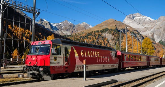Der Glacier Express beim Bahnhof Preda mit dem Piz Ela im Hintergrund, am Dienstag, 17. Oktober 2017, waehrend des Tunneldurchstichs in die Kaverne zum Neubau Albulatunnel der Rhaetischen Bahn von Pre ...