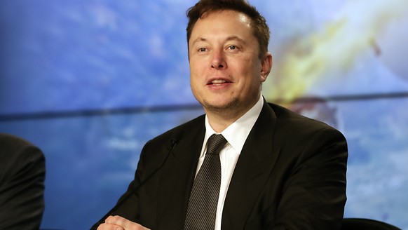 ARCHIV - Elon Musk, Chef von Tesla und SpaceX, spricht auf einer Pressekonferenz nach einem Testflug einer