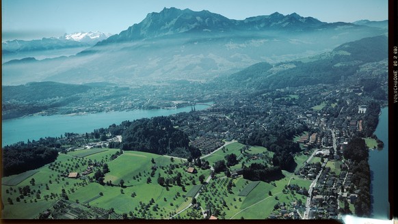 Blick auf Luzern mit dem Pilatus im Hintergrund, August 1974.