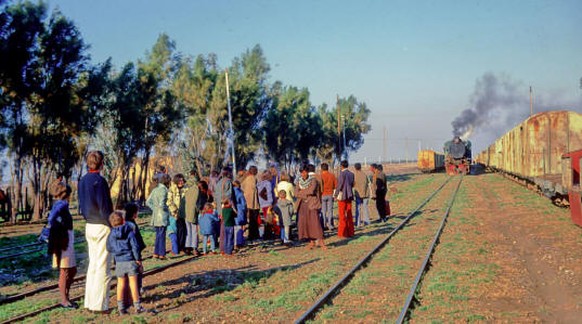 Dampflokomotive bei der Ankunft in Baquba (1975).