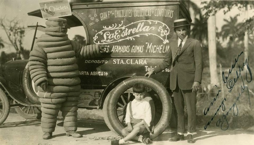 The Michelin Man mascot stands next to an advertising vehicle used in Santa Clara in 1926.
bild: reddit