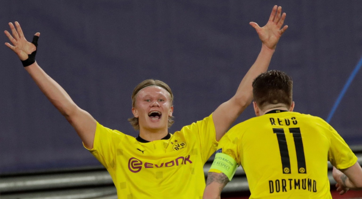 epa09019734 Borussia Dortmund&#039;s striker Erling Haaland (L) celebrates with teammate Marco Reus after scoring the 1-3 lead during the first leg of the UEFA Champions League round of 16 soccer matc ...