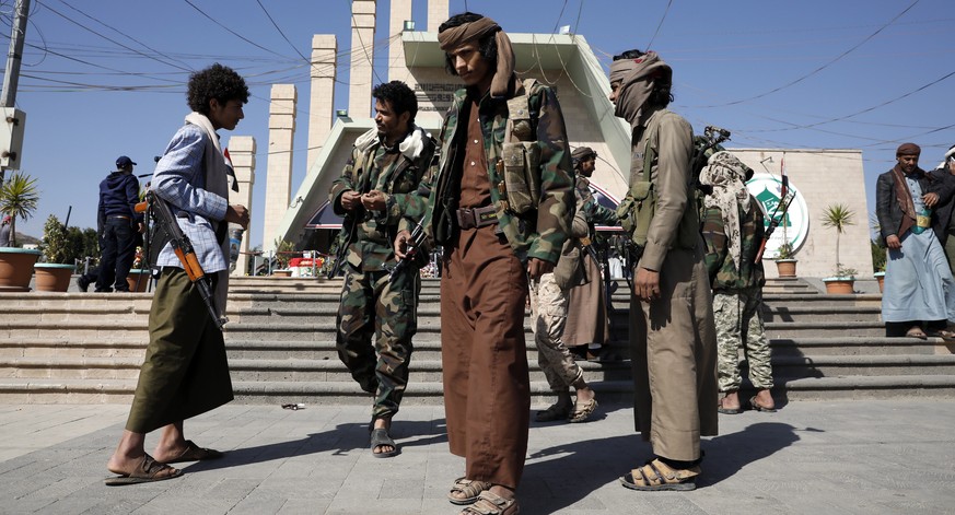 epa08931245 Armed militiamen of the Houthi movement visit the graves of late Houthis in Sana