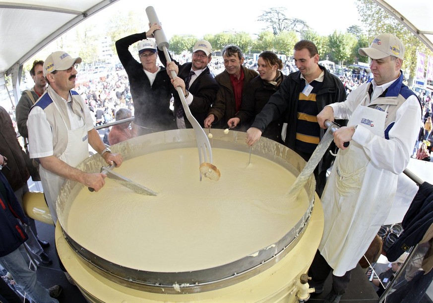 Des benevoles et des specialistes pause a cote de la plus grand fondue au fromage du monde, ce samedi 25 octobre 2008 au Comptoir de Morges. Cette fondue en chiffres 1400 kilos au total qui comprend 9 ...