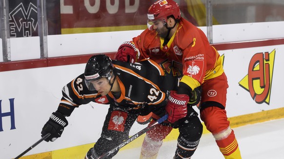 Biel?s Roman Karaffa, left, fights for the puck with Biel?s Peter Schneider, right, during the Champions Hockey League round of 1 match between Switzerland&#039;s EHC Biel-Bienne and Norway&#039;s Fri ...