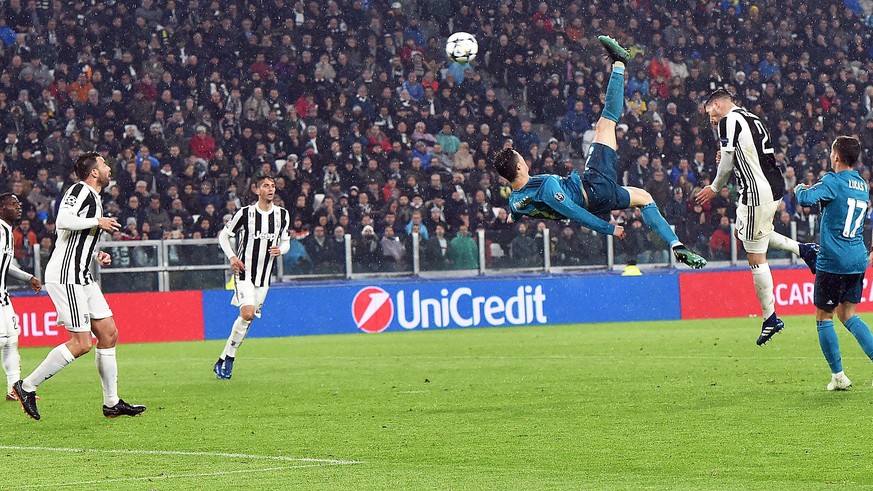 epa06644070 Real Madrid&#039;s Cristiano Ronaldo (C) scores the 2-0 goal during the UEFA Champions League quarter final first leg soccer match between Juventus FC vs Real Madrid CF at Allianz stadium  ...