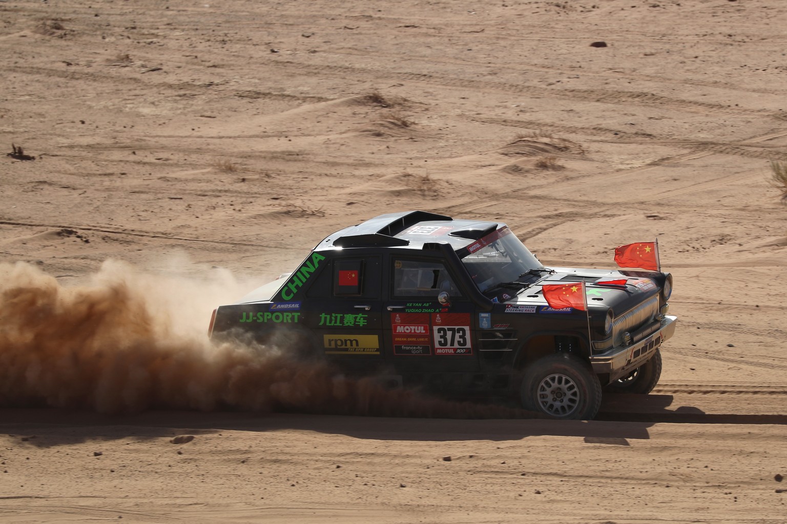epa08108588 Chinese Yuqiao Zhao (Qian&#039;an Jiu Jiang Landsail Racing Club) drives his Chevrolet during the stage two of the Rally Dakar 2020 between Al Wajh and Neom, in Saudi Arabia, 06 January 20 ...