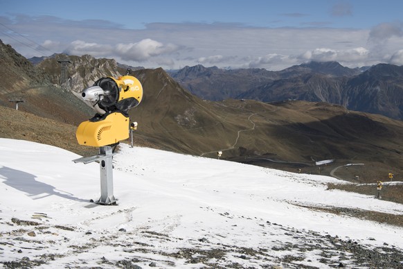 Schneekanonen, aufgenommen am Freitag, 7. Oktober 2016, auf dem Weissfluhjoch in Davos. Die tiefen Temperaturen erlauben bereits die kuenstliche Beschneiung. (KEYSTONE/Gian Ehrenzeller)
