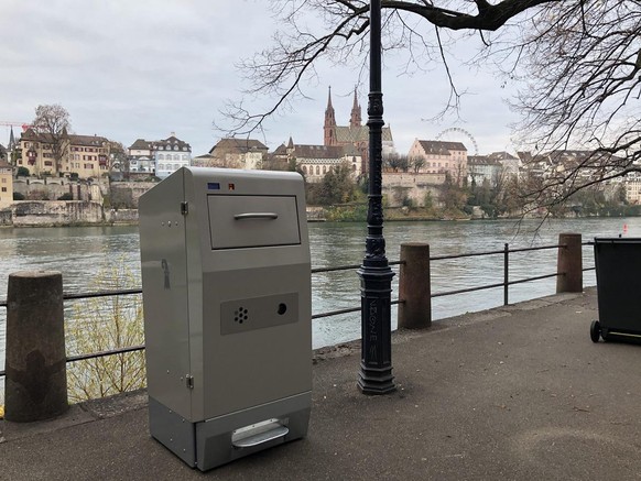 Die Stadt Basel hat neu solarbetriebene Press-Müllbehälter.