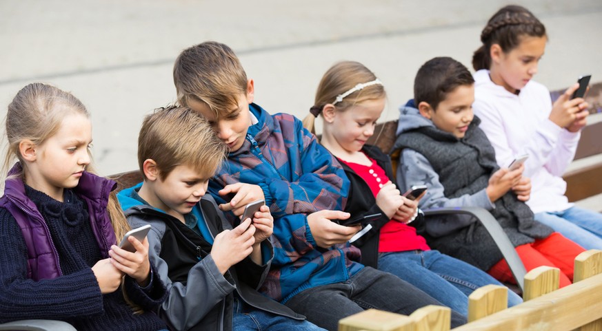 Kinder Smartphones Symbolbild